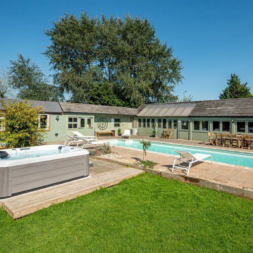 Hen Party House Large Cabin and Pool