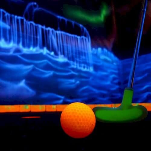 Glow Golf Berlin Hen